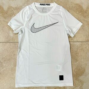 Nike Pro Boys’ Dri-FIT Short Sleeve Top
Size: Medium
Standard Fit